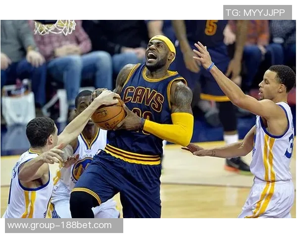 张佳玮分析库里战术变化先喂饱内线再展现外线威力